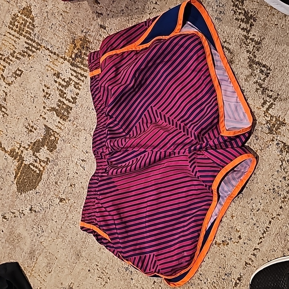 Under Armour Women's Semi-fitted heatgear Shorts